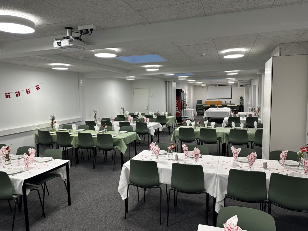 Dækket lokale klar til fest eller møde – ideelt for dig, der søger leje af lokaler i Fredericia. Kontakt Elbohallen og hør mere.