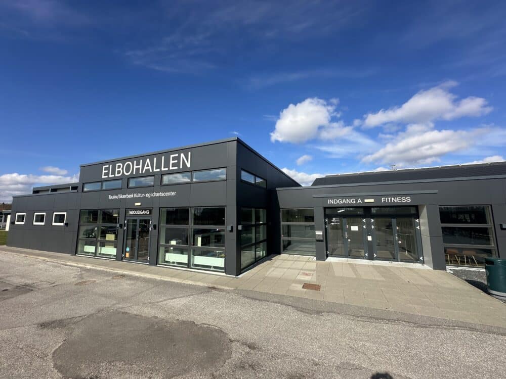 Facade af Elbohallen i Fredericia – moderne faciliteter til leje af lokaler til messer, events og sport. Kontakt os og hør mere i dag.